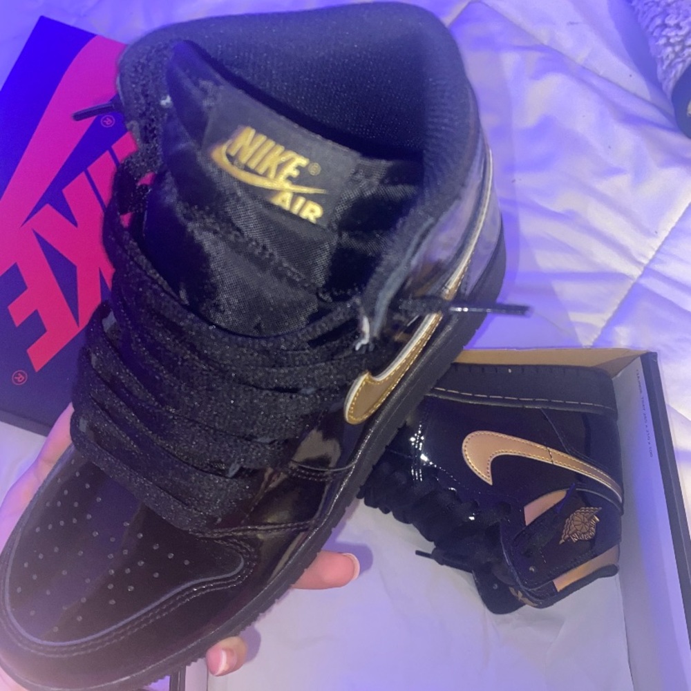 Jordan 1 metallic gold (gradeschool)